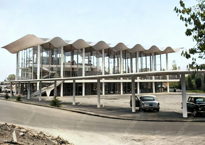 Снимок из семейного архива разместила Юлия Морозова, дочь архитектора Вячеслава Морозова, автора проекта Автовокзала.