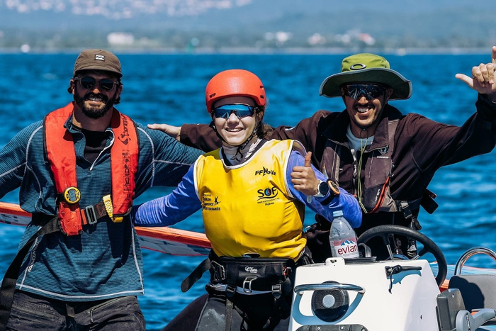 Израильская виндсерферша Тамар Штайнберг, завоевавшая золотую медаль на Кубке мира в Йере, Франция, 25 апреля 2025 года (Sailing Energy / Israel Sailing Association)