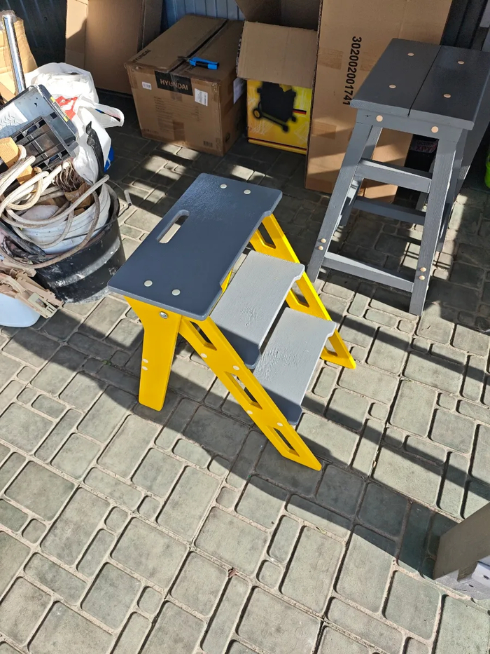 Результат сборки. На фоне, кстати, барный табурет, так же крашенный и собранный женой.