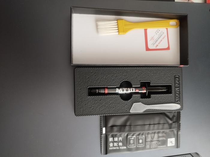 Комплектация коробочки оказалась приятной. Особенно порадовала щёточка, которая отлично очистила вентиляторы от прикипевшей пыли