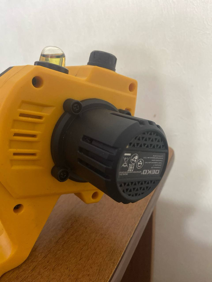 Крышка прикручена к верх ногами из-за существующего паза, чтобы лишний не пилить