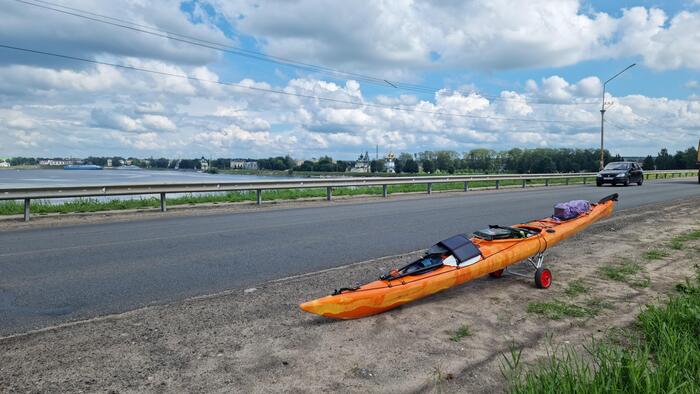 Ничего необычного, просто выгуливаю своего 50-килограммового питомца. В воде он ведет себя лучше, чем на суше.