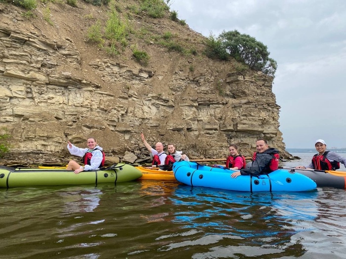 Здесь группа ребят)