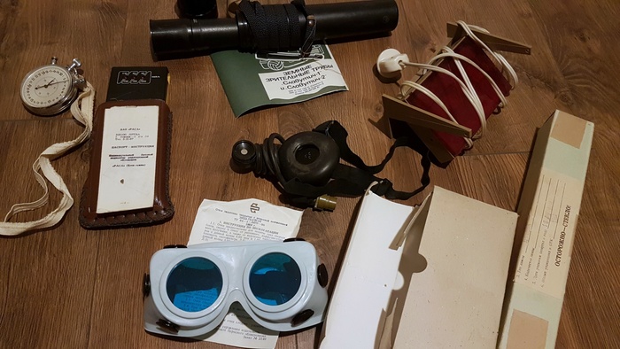 "игрушки" 90-х.. очки для защиты от красных лазеров (разумеется, не прямого света, а только отраженного..) дозиметр, гарнитура от Р168, хз, куда они сами делись.. остальное и так понятно..