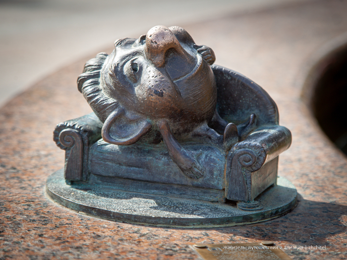 Диван Илюши Обломова тоже увековечили