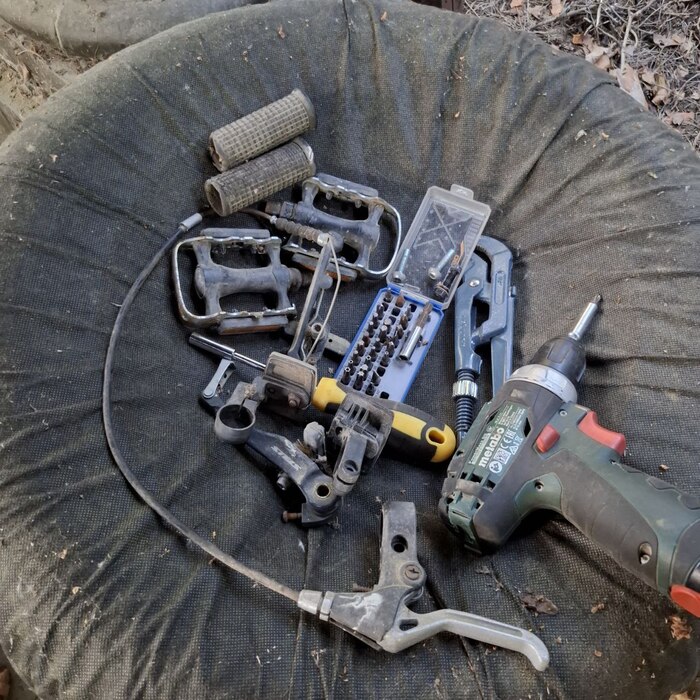 Из вышепредставленного на рок машину пошли только отражатели, да тормоз. Остальное - хлам.