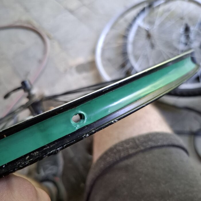 Толстая крестовая отвертка идеально подошла для того чтобы пробурить отверстие под ниппель.