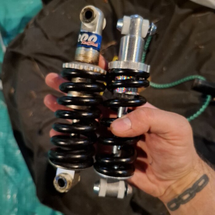 Снять старый амортизатор оказалось неожиданно просто. Я был весьма удвилен, особено учитывая ржавые болты, на которые он крепился. К счастью, WD-40 меня спас.