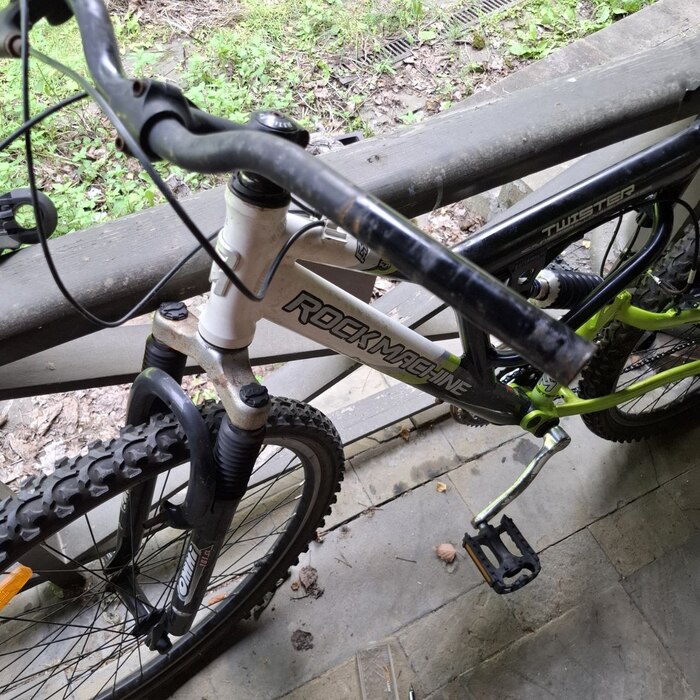 Снимаем передний переключатель скоростей.