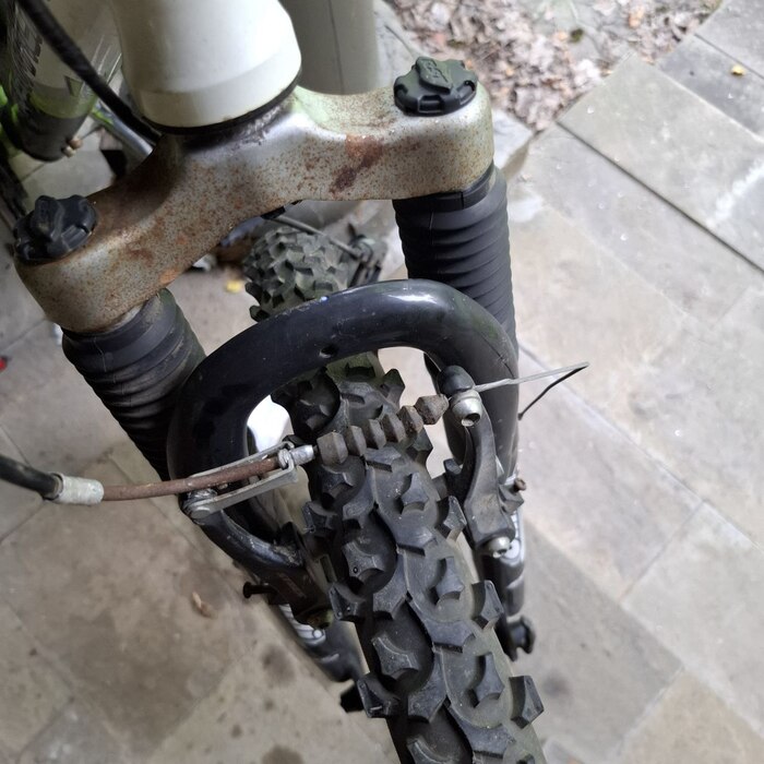 Вторая часть тормоза тоже на месте.