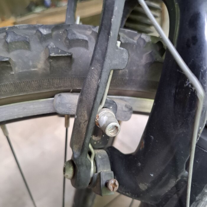 Колодки, ясное дело, настроены вообще по-другому. Откручивем шестигранником и поправляем.