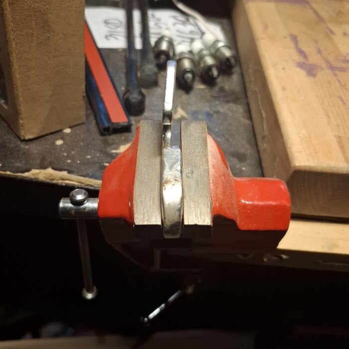 Зажимаем в тиски и правим при помощи плоскогубцев.