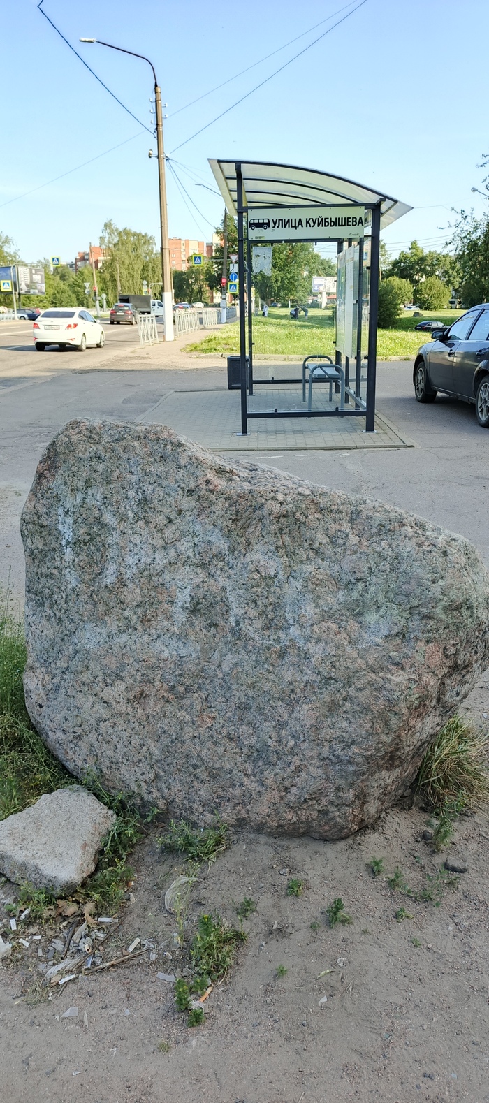 Вот таких огромных камней по городу очень много, какие-то красиво вписаны в парки и детские площадки или вот так сам по себе