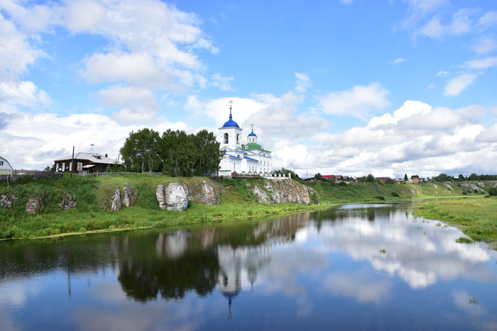 Белокаменный храм во имя Св. Георгия Победоносца. Первоначально был деревянным, и неоднократно горел. Каменный храм был заложен только в 1806 году. Настоящая жемчужина, возвышающаяся над безмятежной гладью воды.