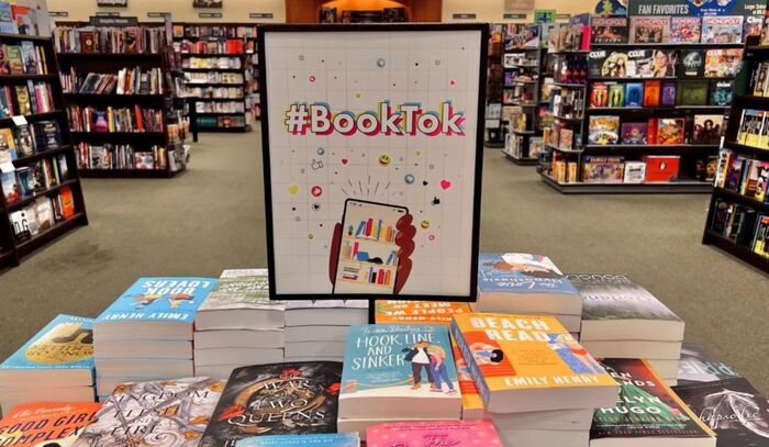 В книжных магазинах появились полки с книгами, завирусившимися в соцсетях.