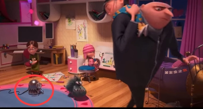 Кто может объяснить свои версии?У этого металлического предмета в форме головы миньона есть что-то на подобии поводка, и у Кайла эта штука вызывает любопытство.