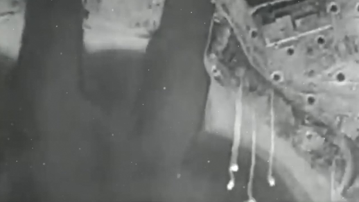 На этом снимке видны следы от ракетных ускорителей 4-х бомб сбрасываемых на порт Эймёйден в Нидерландах