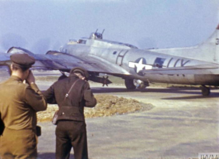 Бомба под крылом бомбардировщика