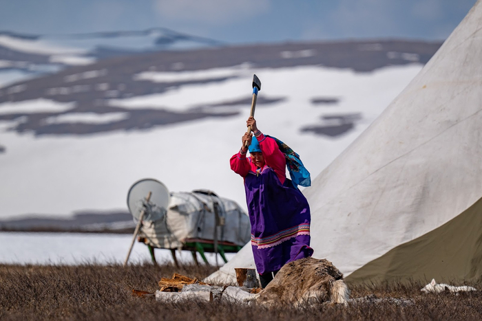 Довольно тяжёлая работа для девушек. Сказали, что обычно мужчины дрова колют, но если они заняты, и необходимо сейчас, то девушки тоже могут.