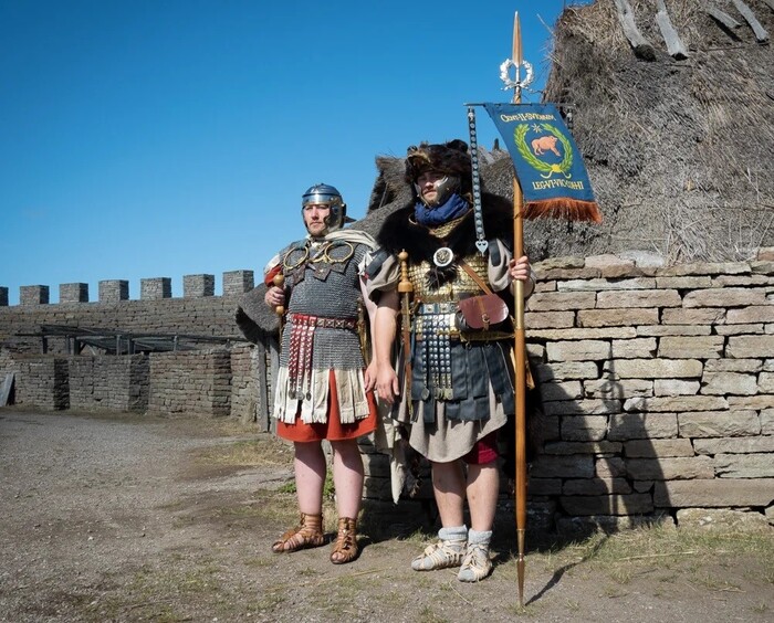 Вексилларий (справа) с вексиллумом