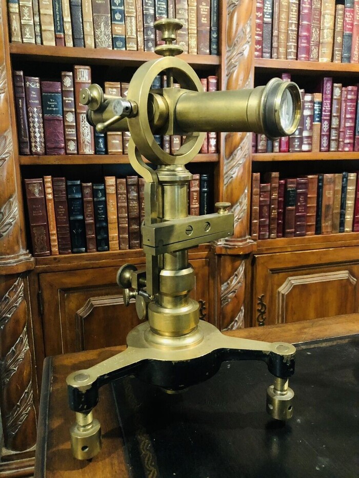 Старинный теодолит