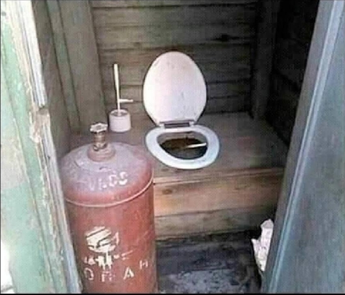 Ну, с баллоном понятно это скорее всего освежитель воздуха. А вот может кто-нибудь объяснить зачем ёршик?