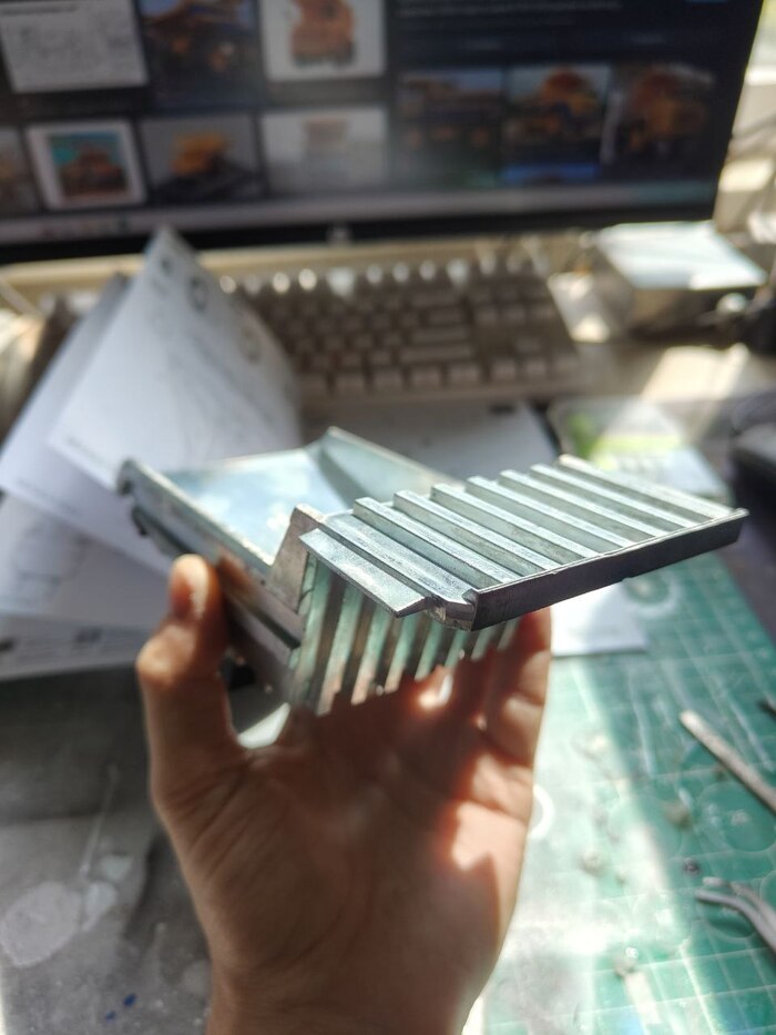 Вот такой у нее кузов. Практически с мою кисть. Здоровенный и тяжелый))