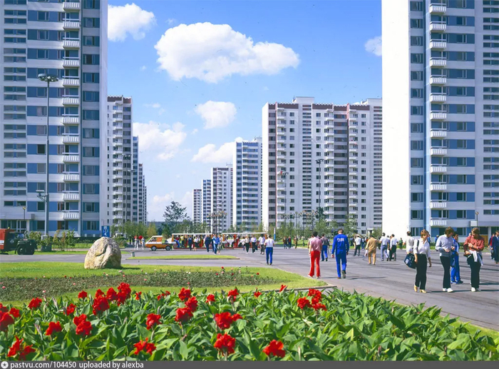 Олимпийская деревня во время проведения Игр 1980 года. Проектом всего комплекса руководили инженер В. Костенко и архитектор Е. Стамо. Но каждую постройку на территории деревни создавали разные специалисты.