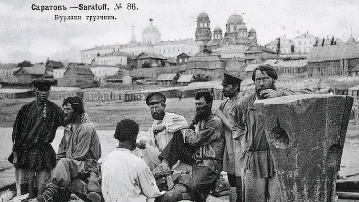 Бурлаки в Саратове, открытка 1905 года