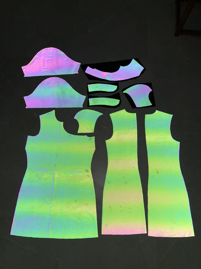 Ткань выглядит, конечно, невероятно. Невероятно не жизнеспособно. Все отпечатки пальчиков видны 🤭