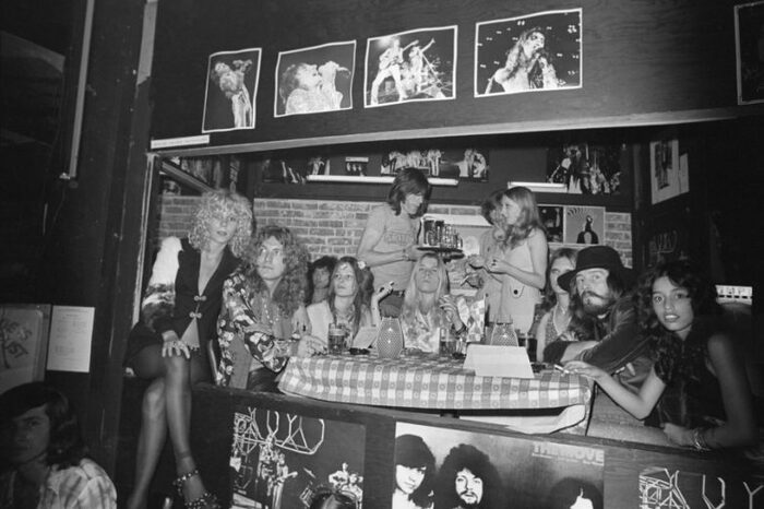  1972 , -. Led Zeppelin     .   -  ,  .   -  .   -      .