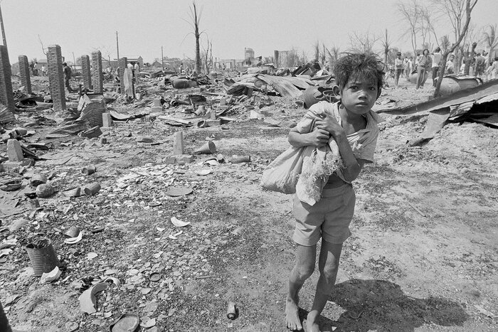 Оставшийся без крова после обстрела сначала США ,а потом красными кхмерами, ребенок из Пномпеня идет по выжженному району столицы