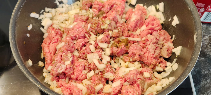 Фарш солю перчу, добавляю нарезанный лук и чеснок. Добавил специи которых нет на первом фото. Этона любителя. Ставлю обжариваться на растительном масле