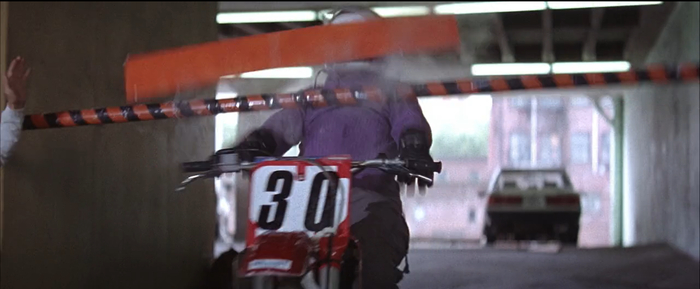 второй каскадер неудачно влепился в шлагбаум. результат - скорая, как всегда