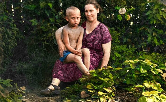 Мария Ивановна Шеломова со своим сыном. 1958 год