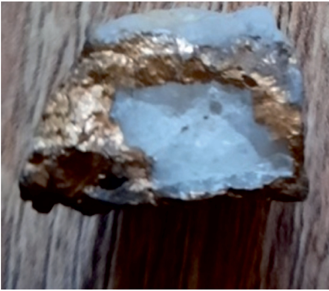 Типичное бонанцевое золото. Осаждалось на трещиноватый кварц. Время реакции - 14 суток при комнатной температуре и нормальном давлении.