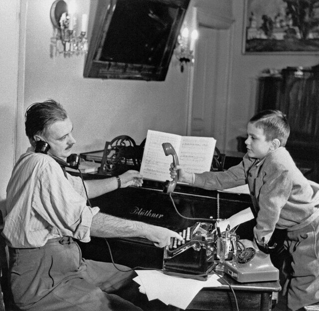 Поэт Сергей Михалков с сыном Никитой, 1952.
