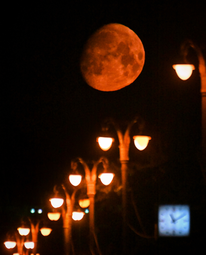 Заход растущей луны на Фрунзенской набережной