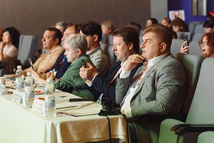 Просмотры экспертами проходили в 3-х залах. Это зал №1 (здесь проходила защита фильмов)