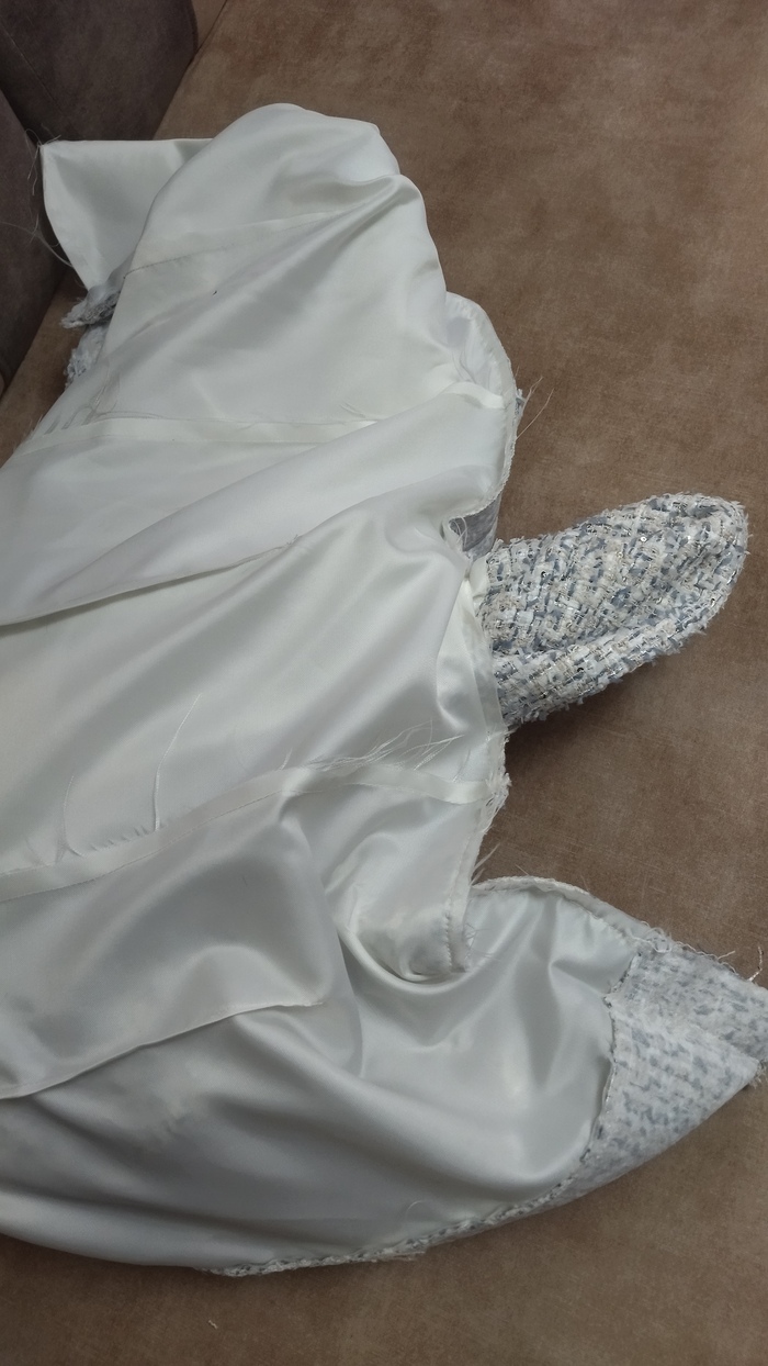 Показался воротник