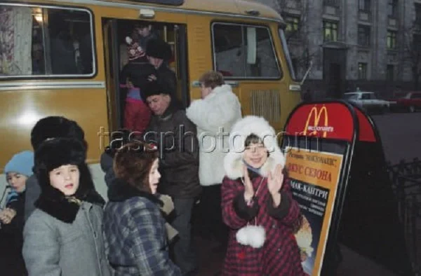 Интересные фотографии 90 -х (часть 118) 90-е, Детство 90-х, Фотография, Знаменитости, Эпоха, Маски-шоу (телесериал), Иванушки International, Сергей Супонев, Юрий Лужков, Надежда Кадышева, Джохар Дудаев, Владимир Жириновский, Борис Ельцин, Буденновск, Демо, Пьер Карден, Звездный час, Стена Цоя, Рейв, Игорь Сорин, Длиннопост Интересные фотографии 90 -х (часть 118) 90-е, Детство 90-х, Фотография, Знаменитости, Эпоха, Маски-шоу (телесериал), Иванушки International, Сергей Супонев, Юрий Лужков, Надежда Кадышева, Джохар Дудаев, Владимир Жириновский, Борис Ельцин, Буденновск, Демо, Пьер Карден, Звездный час, Стена Цоя, Рейв, Игорь Сорин, Длиннопост