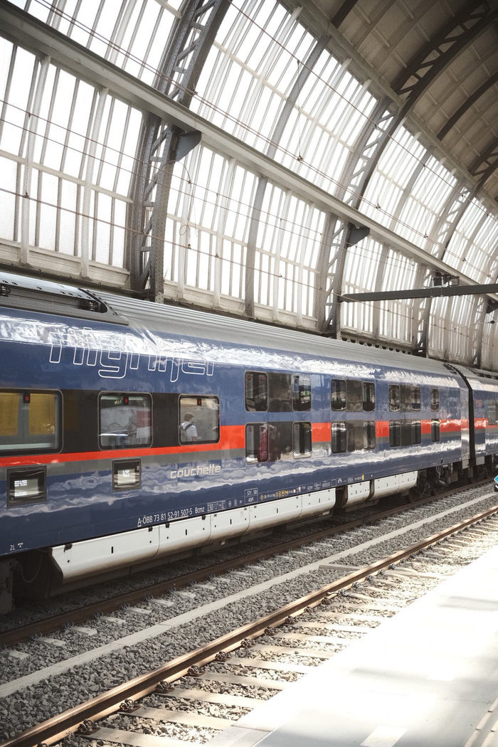 Есть в Nightjet и большие купе с широкой двуспальной кроватью, своим душем и туалетом.