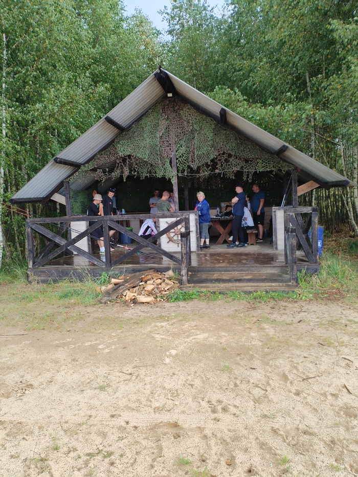 Всех рыбаков дождь загнал в беседку.