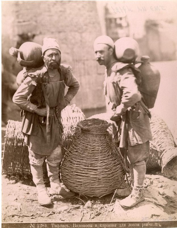 Тифлис (нынче Тбилиси). Водоносы и корзина для ловли рыбы. Конец 19 - начало 20 веков.