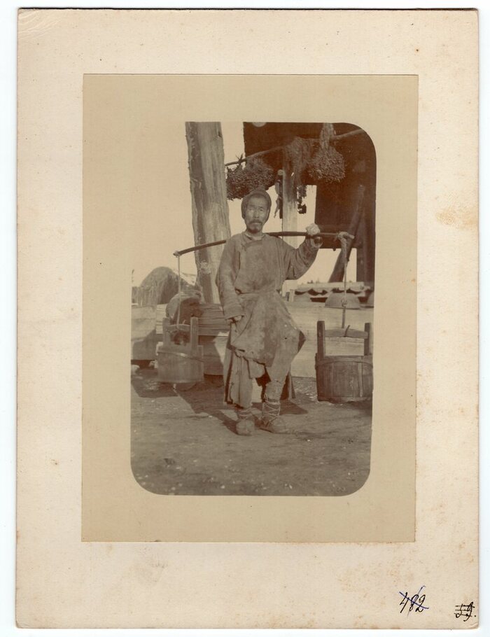 Водонос в селении Большой Гильчин. Из серии снимков «Китайско-подданные левого берега Амура (устье Зеи) (Амурская область)». Фотограф Шимкевич П.П. 1895-1896 гг.