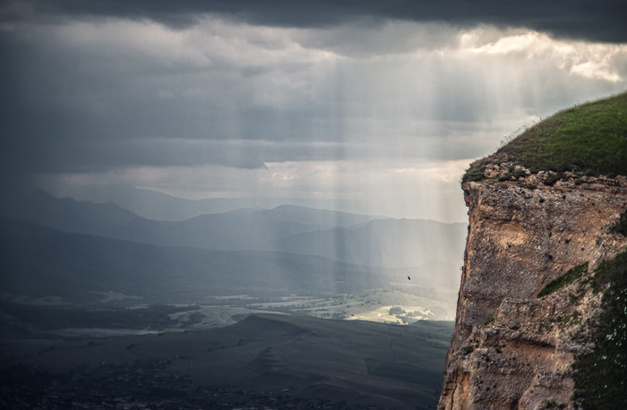 Крохотная точка в потоках дождя и света - орёл.