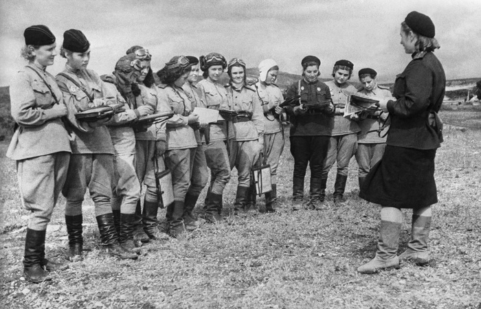 Заместитель командира 46-го гвардейского Таманского ночного бомбардировочного авиационного полка (46-й гв. НБАП) Серафима Амосова ставит боевую задачу летчикам. Аэродром Геленджика, август 1943