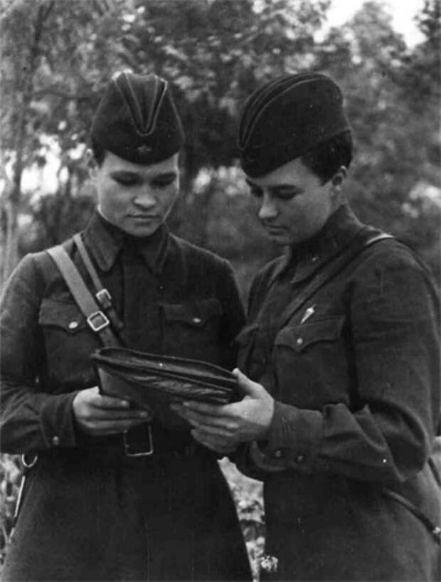 Наталья Меклин и Ирина Себрова, 1942
