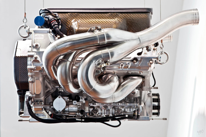 «Мерседес» V8 2.4 литра 2006 - 2013 годов мощностью 830 л.с.