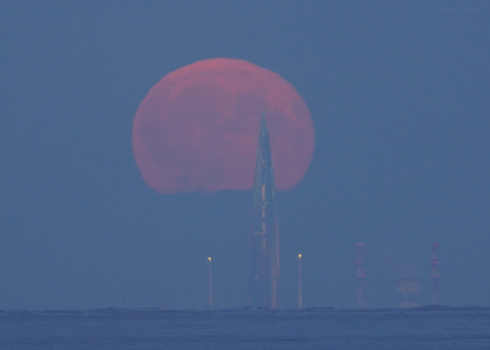 Полнолуние 9 августа над Лахта Центром, 40 км